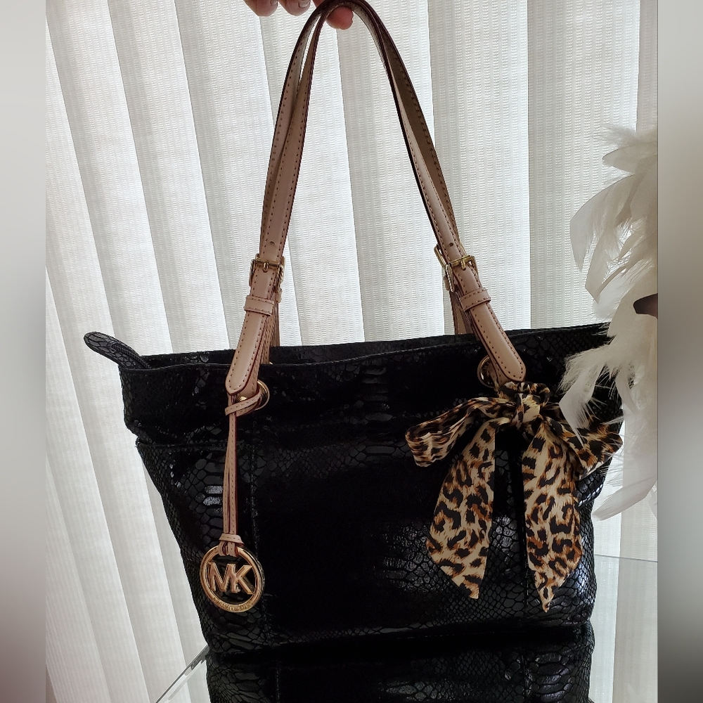 LIKE NEW Michael Kors shoulder/hand bag